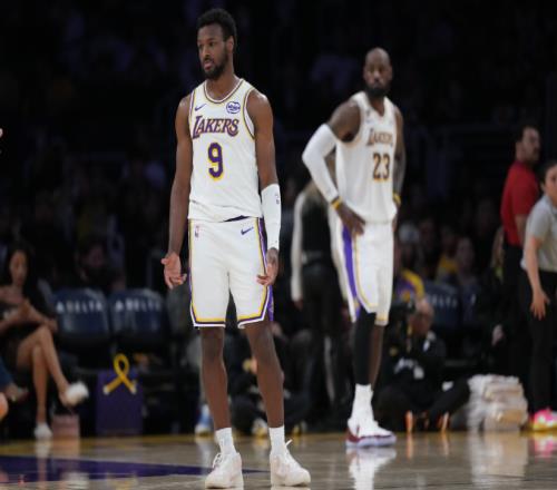 神同步！詹姆斯父子均只命中兩球布朗尼5+2+4創(chuàng)4項(xiàng)紀(jì)錄該夸