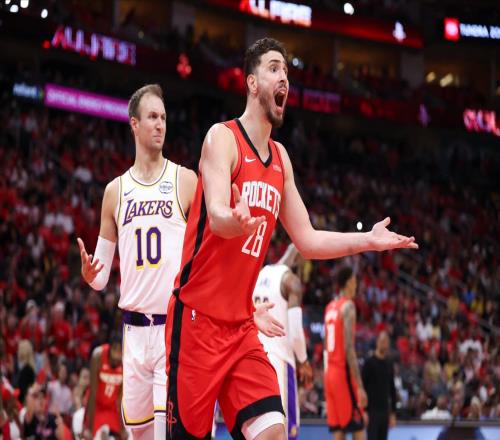 火箭拒絕被橫掃，裁判明顯用力過猛，烏度卡和申京都看不下去了