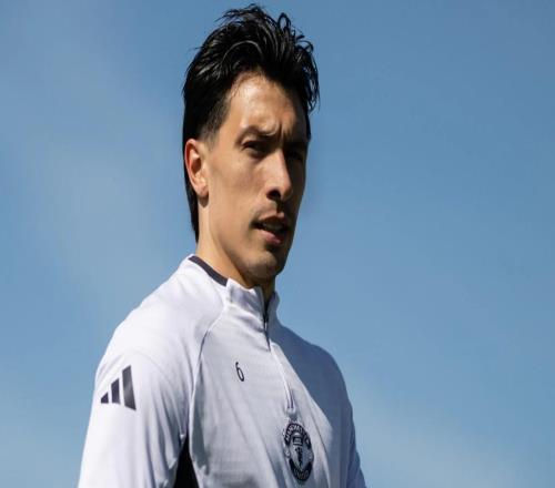 电讯报：曼联考察多名左脚中卫，包括范德芬、穆里略