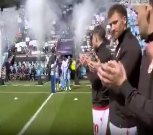 致敬冠军，雷克瑟姆本轮英冠赛前给考文垂列队致意