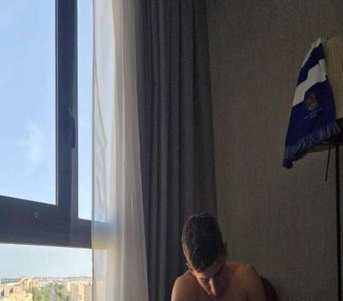 穆尼奧斯慶祝國王杯奪冠：窗外一切都是藍白，那是皇社的顏色