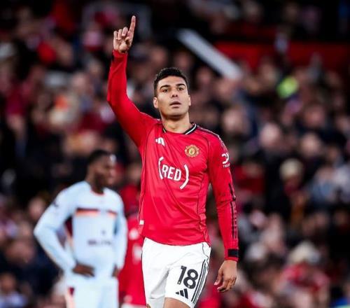 英超9球！34岁胖虎3次亲吻曼联队徽：7万人致敬队友叹服