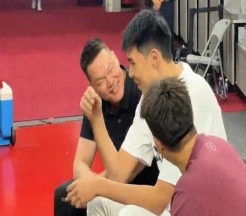 在聊啥朱芳雨和徐昕賽前激情“熱聊”去年只租借不交易太明智