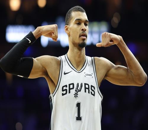 7中5轟17分14板6帽！文班亞馬有所保留，馬刺吹響沖冠號角