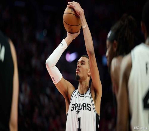 馬刺文班亞馬締造季后賽傳奇！復(fù)刻奧拉朱旺塵封神跡