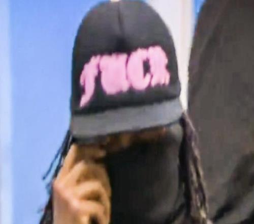 新時尚奧利塞戴著一頂寫著“FXXK”的帽子抵達王子公園球場