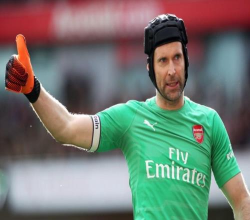 用05年的切爾西和現(xiàn)在的阿森納對比，切赫全選了切爾西球員