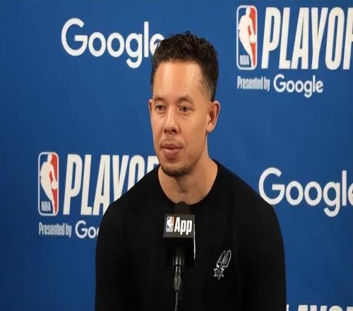 馬刺淘汰開拓者發(fā)布會(huì)！米奇認(rèn)可防守+贊2將發(fā)揮，強(qiáng)調(diào)團(tuán)隊(duì)籃球！