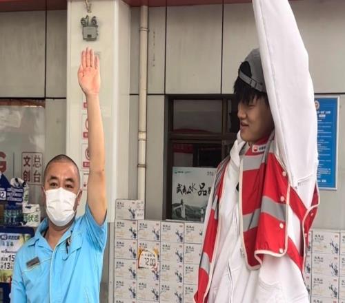 不期而遇！男篮球员现身中国石油加油站