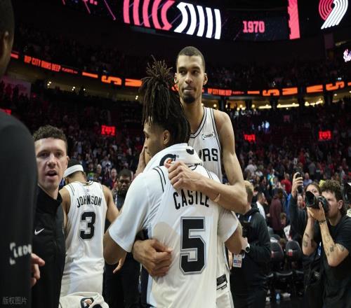 文班汗都没出！马刺大胜开拓者，41晋级！这一战彻底看清6个现实