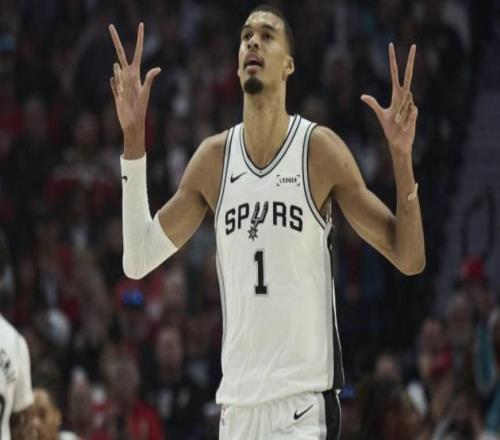 铜墙铁壁！文班季后赛连场贡献10+板&6+盖帽，1997年大梦后首人