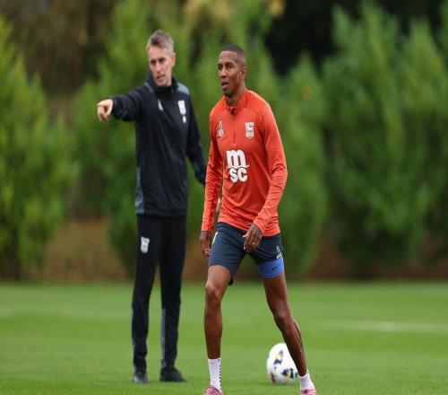 伊镇主帅：与阿什利扬共事是我的荣幸，征途国际
最早在曼联结缘