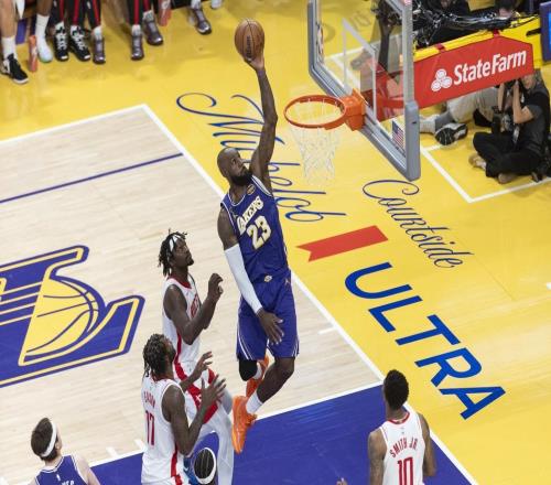 火箭9993险胜湖人，詹姆斯累坏了，里夫斯很尴尬，雷霆开心坏了