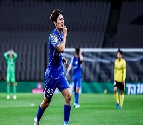 8轮坐穿板凳0首发！国足前场希望之星惨遭斯卢茨基冷落，沦为鸡肋