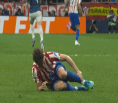 阿根廷跟队：阿尔瓦雷斯只是感觉自己扭伤，并因疼痛感被换下