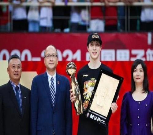 胡明軒爆砍24+6超神一戰(zhàn)引熱議！5年前今天率隊(duì)奪冠加冕FMVP