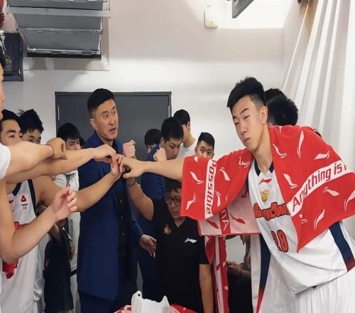 广东G2赛后动态！胡明轩被喊MVP，多人绑冰袋，杜锋讲话打好下场