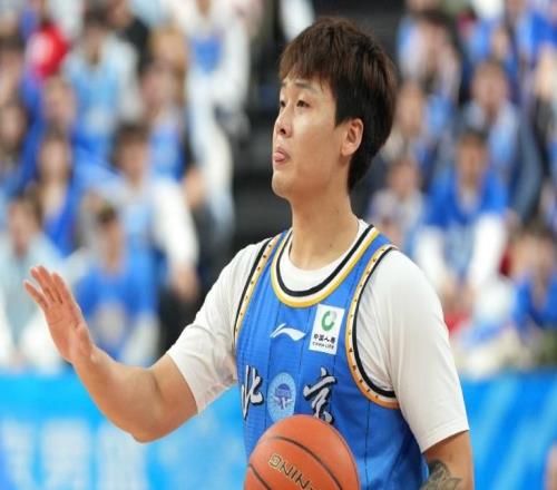 京粤大战半场战平：北京一度轰204徐杰11+3三分压赵睿7分