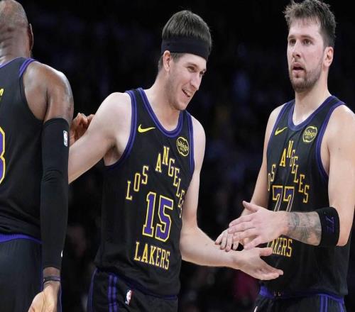 湖人队东契奇在NBA季后赛首轮比赛中，向里夫斯表达了真诚的鼓励