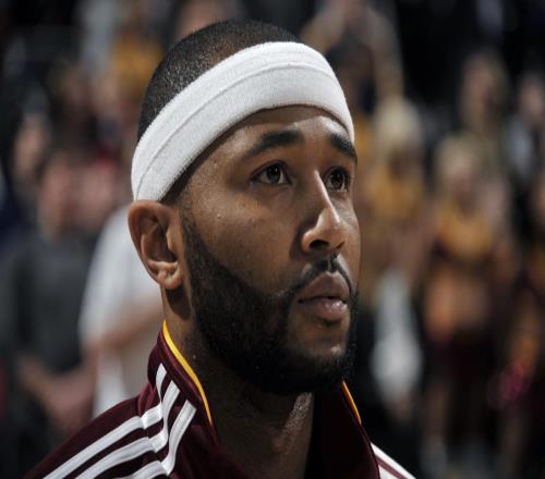 15岁成为父亲，为养家糊口勇闯NBA，二轮秀逆袭成为全明星