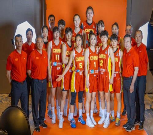 中國女籃官宣陣容調整，宮魯鳴愛將回歸，韓旭李月汝官宣重返WNBA