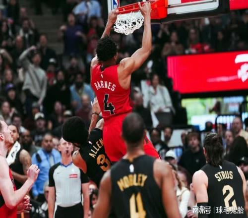 搞不懂！一個2米13中鋒，29歲拿到8000萬合同，30歲被擺上了貨架