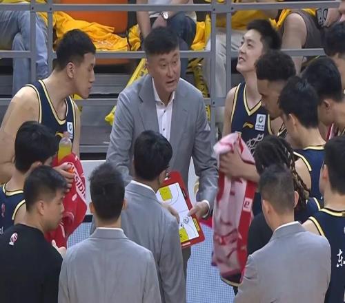 廣東男籃加時3分險勝北京，張皓嘉讀秒絕殺胡明軒23+6奎因39+9+8