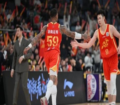 浙江廣廈5分險勝！王博拒絕逆轉，胡金秋17分11籃板，布朗19分