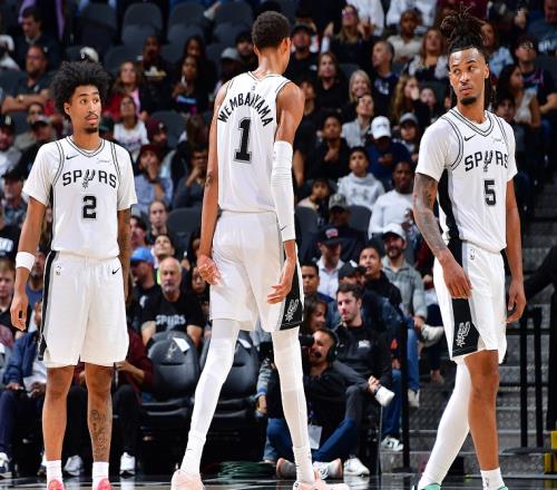 27分10板3助！24分7板3斷！馬刺榜眼兌現(xiàn)天賦，文班沖冠需要你