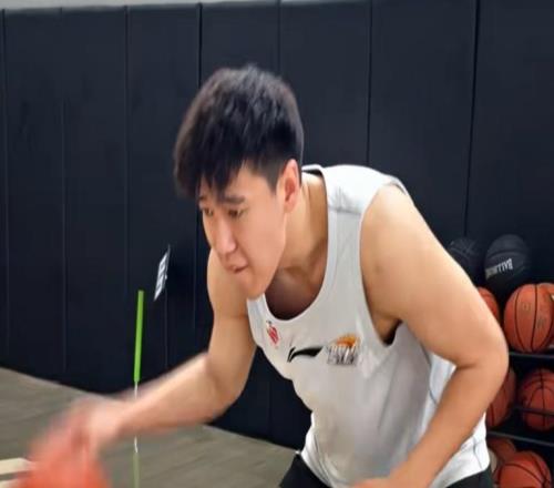 李虎翼開啟夏訓！運球1200次練出痛苦面具，同時強化持球上籃！