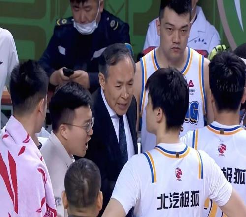 CCTV5直播！北京上海巔峰對決，許利民戰術更勝一籌盧偉遇到難題