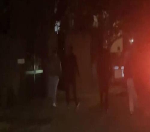 切爾西球迷街頭偶遇埃格巴利，齊聲高呼讓他和BlueCo一起滾蛋