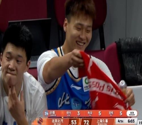 不以為恥趙睿落后20分無謂5犯離場,坐替補席上一臉燦爛笑容