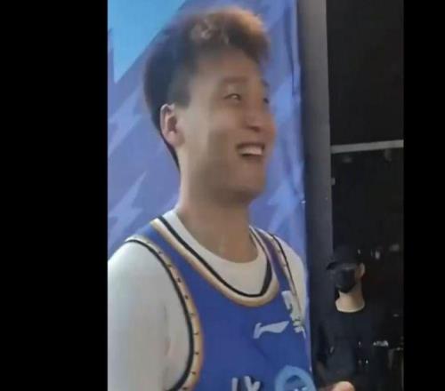 京滬戰出現匪夷所思的畫面！球迷高喊他滾蛋，他卻微笑對待不生氣