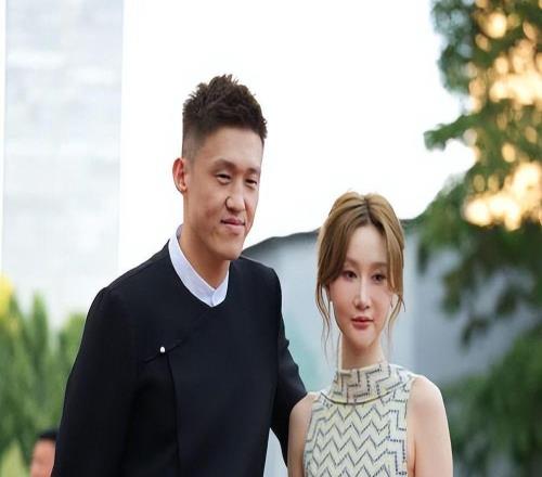 如今在廣東生活的周鵬，娶上海籃球美女為妻，如今37歲兒女雙全