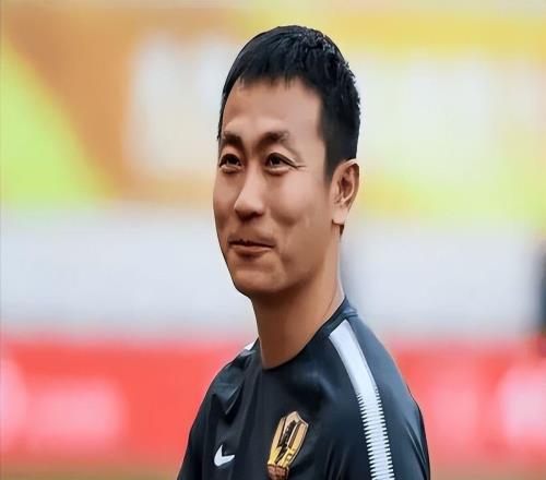 他是天津泰達名宿，娶美女演員生一女，45歲在蘇超執教還扎根青訓