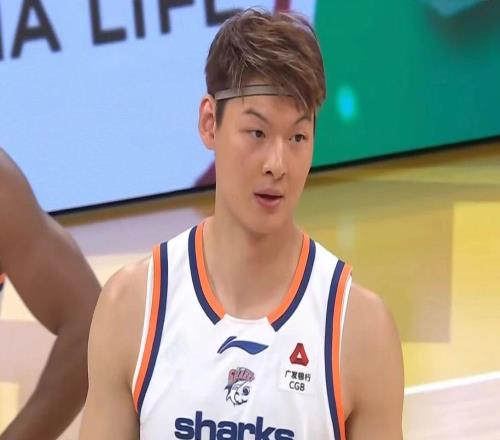30！上海男篮33分大胜广厦张镇麟23+9+6王哲林11+9+5正负值+30