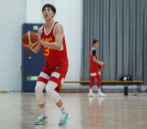 徹底遭拋棄中國男籃官宣胡明軒離隊，連續2場熱身賽均遭冷藏
