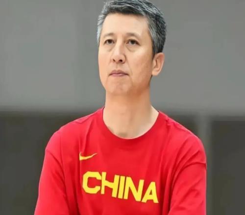 男篮集训营再做调整！胡明轩小姜等5人离队，NBA内线将归队！