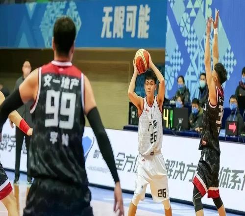 廣西籃球的孤勇者，從羽球少年到CBA探花，為何他26歲才參加選秀