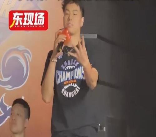 李添荣活动现场比出4冠手势看齐张镇麟：征途国际
还有很多冠军