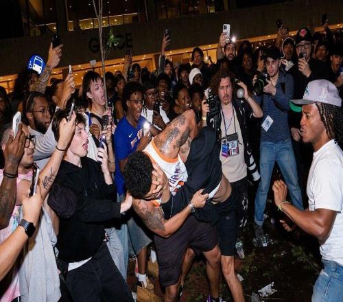 NBA总决赛G3赛后：尼克斯球迷与警方冲突，21人被拘留5名警员受伤