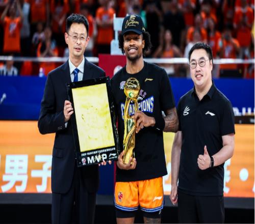 上海FMVP古德溫返美：相信上天安排今夏續(xù)約面臨巴薩競(jìng)價(jià)搶人