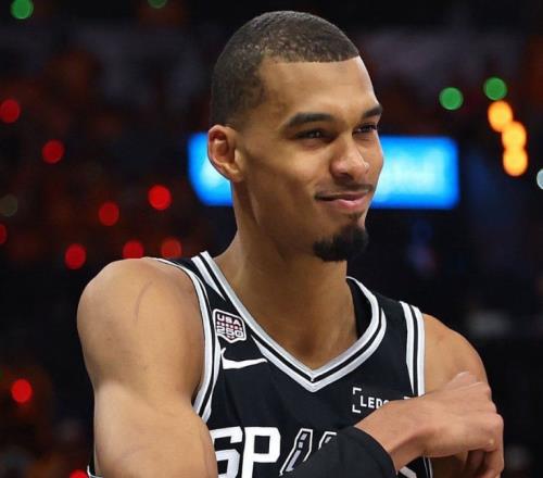 NBA将审查文班推倒布伦森动作：是否追加处罚存疑次轮曾肘击里德
