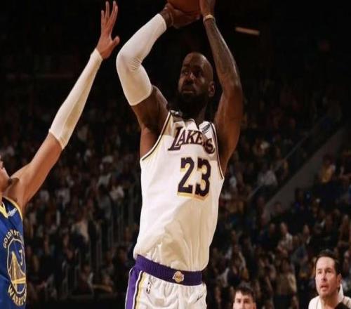 名记：建议詹姆斯学习霉霉，和每支球队都签一周进行退役巡演