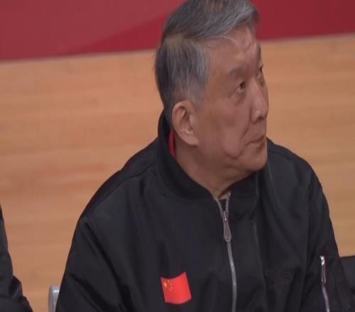 宫鲁鸣脸色严峻：中国女篮被轰275险遭19分逆转狂送19失误