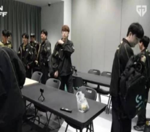 GEN众人聊起夺冠的眼泪：Chovy想让Kiin再哭一次