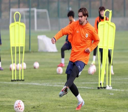 山东泰山队进行赛前训练，备战中超首轮