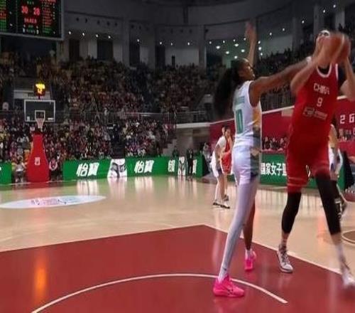 刘禹彤17分7板成大杀器，中国女篮热身赛双杀巴西！后卫还在啃老