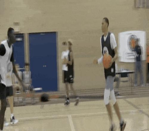 17歲賺了一百萬美元，25歲被CBA裁員